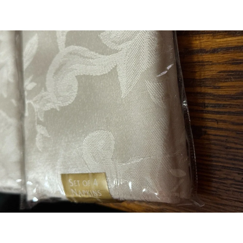 Napkins Cotton Blend‎ x2 set of four. Baroque Ivory Poinsetta Holiday